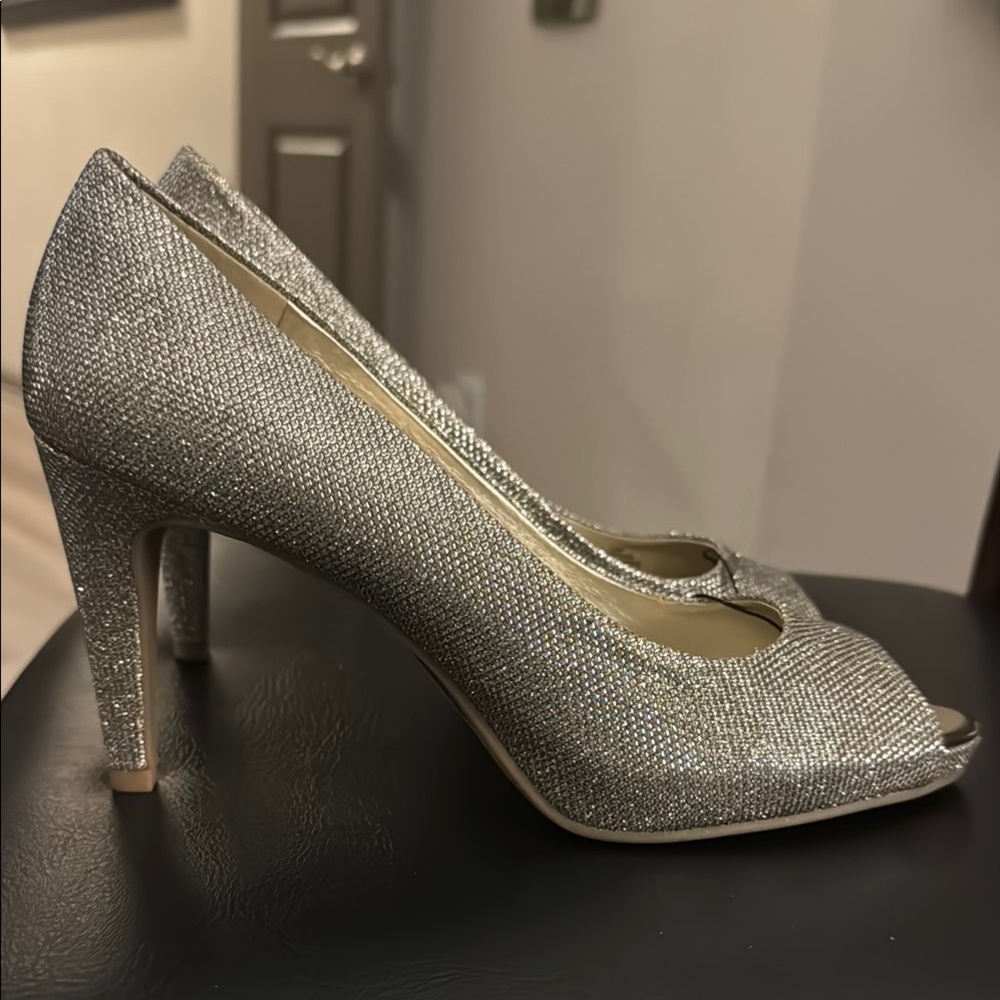 Bandolino
Women's Rainaa Peep Toe Platform Stiletto Pumps Size 10 BRAND NEW❣️ - Picture 4 of 15